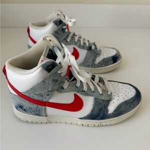 Nike Denim Wash Dunks. Unisex. Excellent Condition. Size Women’s 8.